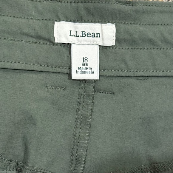 LL Bean Vista Camp Shorts Womens 18 Sage Green Cargo Hiking Outdoor Performance - Picture 3 of 4